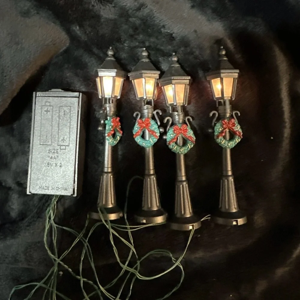 Trim A Home Battery Powered Lighted Lamp Posts Christmas Village Accessory 4.5